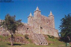 Vista geral do Castelo de Vila da Feira: constru&ccedil;&atilde;o medieval em Portugal.