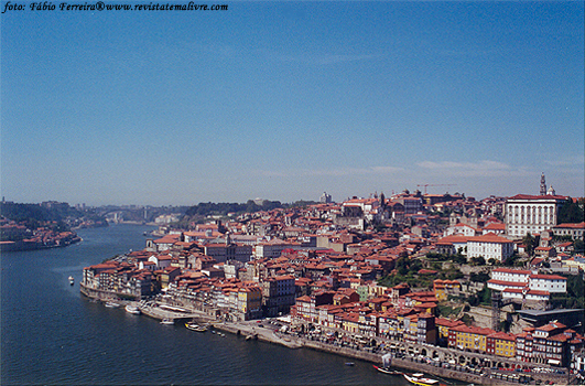 Vista do Porto e do Rio Douro. No alto, à direita, Torre dos Clérigos e o antigo Palácio Episcopal. Na margem esquerda, parte de Vila Nova de Gaia.