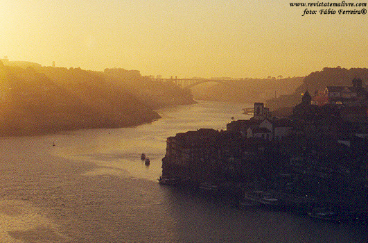 Pôr-do-sol. À direita, o Porto. À esquerda, Vila Nova de Gaia. Ao fundo, Ponte da Arrábida.
