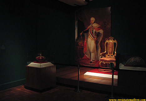 Retrato de D. João, réplica de sua coroa e cadeira do "beija-mão".