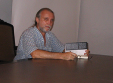 O historiador Renato Lemos a autografar um exemplar do seu livro.