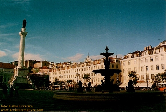 Vista geral do Rossio. Ao fundo, monumento com estátua de D. Pedro IV de Portugal (D. Pedro I do Brasil). 