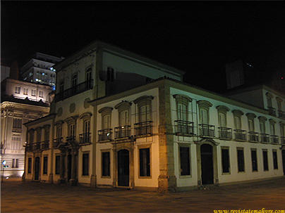 Paço Imperial visto a partir da Praça XV. À esquerda, Palácio Tiradentes, onde funcionou o parlamento brasileiro e, atualmente, o legislativo fluminense.
