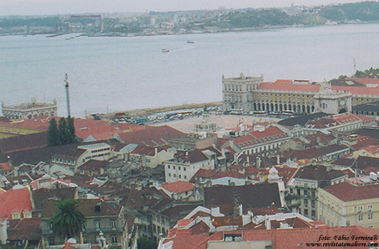 Vista geral da Praça do Comércio e o rio Tejo.
