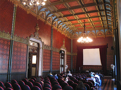 Salão dos Brasões, onde ocorrem cursos e palestras. 