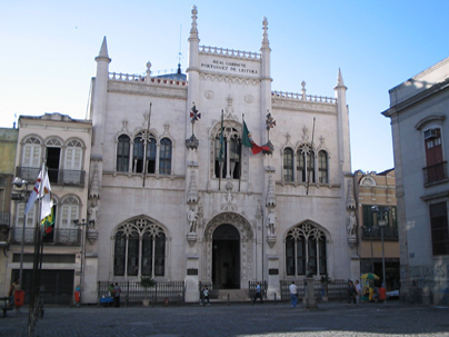 Real Gabinete Português de Leitura visualizado a partir do Largo Alexandre Herculano. 