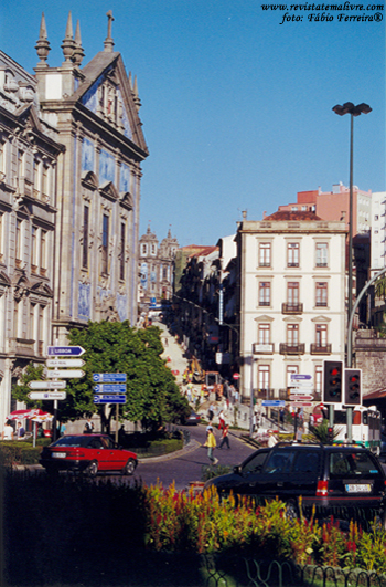 Aspecto de rua do Porto, próximo à Praça Almeida Garret e à Estação S. Bento.