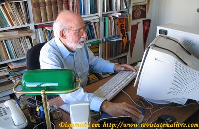 O historiador Walter Rela em seu escritório, em Montevidéu.