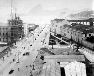 Avenida Central em construção: na atual Cinelândia, ainda é possível ver o Convento d'Ajuda, demolido em 1911.