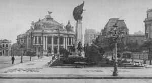 Praça Mal. Floriano (1919): destaque para o Theatro Municipal do Rio de Janeiro. À direita, Museu Nacional de Belas Artes. Entre os dois prédios, a Avenida Rio Branco.