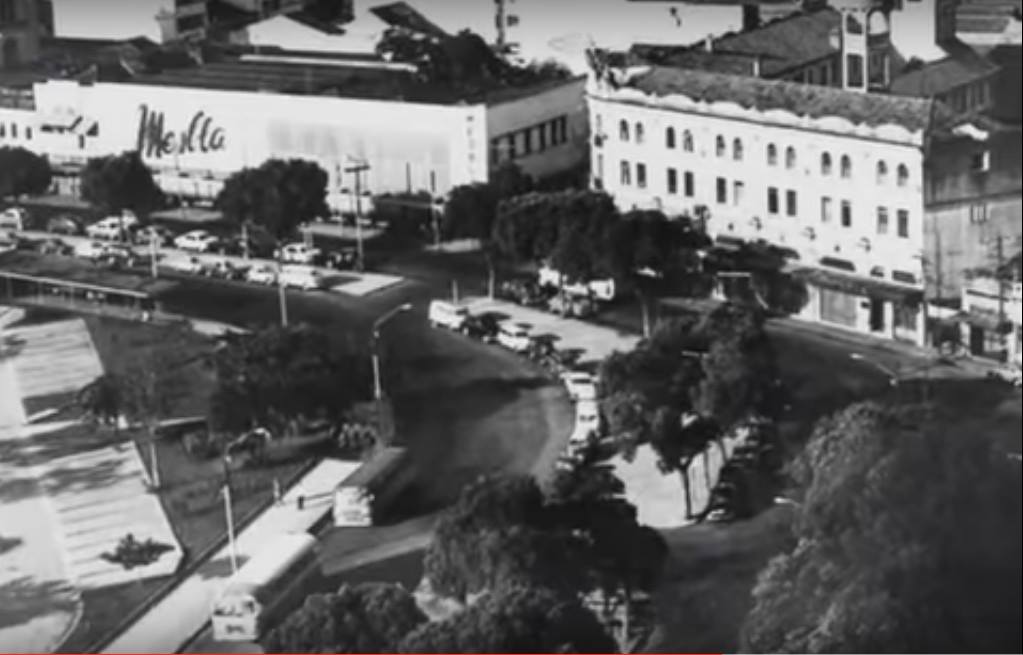 Prédios da Mesbla e do Teatro Imperial (hoje, no local, há o Plaza Shopping) nos idos de 1963.