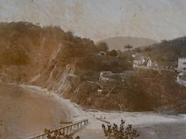Foto tirada a partir da ilha da Boa Viagem em 1902. À esquerda da ponte, no século XX, aterro, onde hoje funciona o campus Praia Vermelha da UFF.
