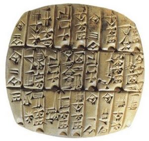 Tablete de argila cozida em escrita cuneiforme suméria.