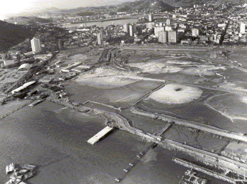 Foto do Aterrado Norte (primeira metade da década de 1970, no governo Raimundo Padilha): hoje, no local, há o Bay Market, o Terminal João Goulart e o Caminho Niemeyer.