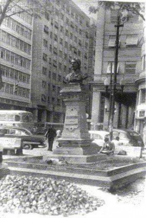 Busto do cacique Arariboia em praça que leva o seu nome (centro de Niterói/década de 1960)